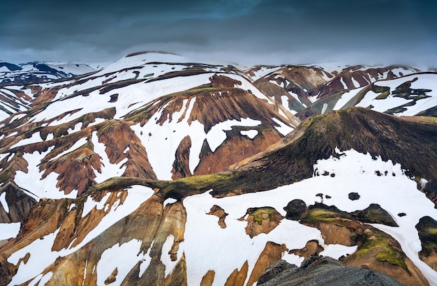 Montanha vulcânica com neve coberta de trilha Blahnjukur na reserva natural de Fjallabak nas terras altas da Islândia em Landmannalaugar Islândia