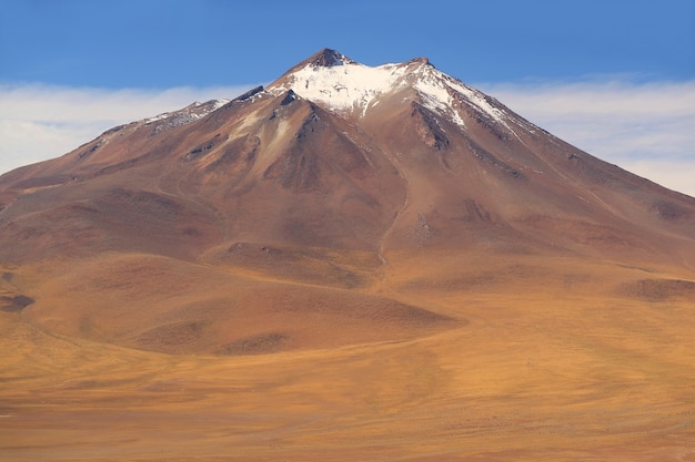 Montanha vulcânica incrível do altiplano chileno