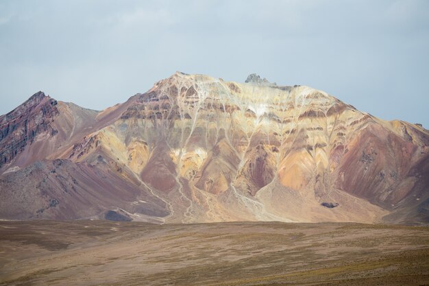 Foto montanhas à distância