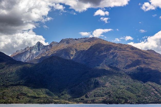 Montanhas acima da costa do Lago Wanaka, na Nova Zelândia