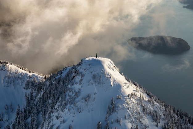 Montanhas aéreas de fundo de natureza canadense