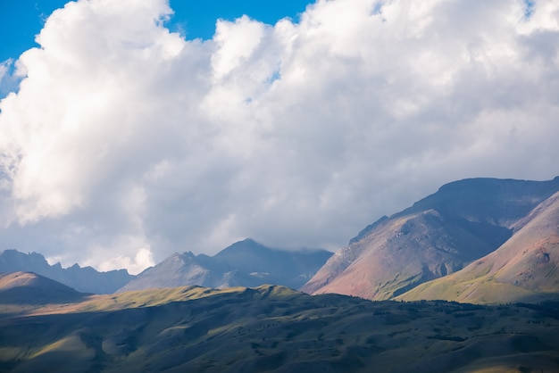 Montanhas altai com céu nublado.