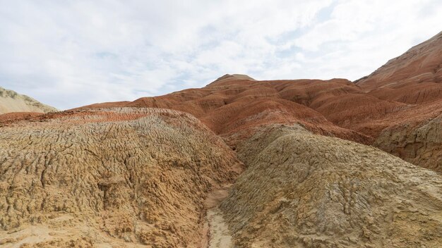 Foto montanhas altas coloridas e um desfiladeiro feito de barro