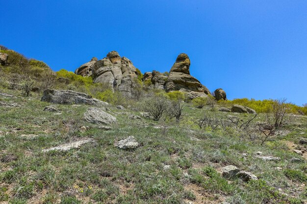 Montanhas altas de pedra calcária antigas de forma arredondada na neblina aérea O Vale dos Fantasmas Demerji Crimea