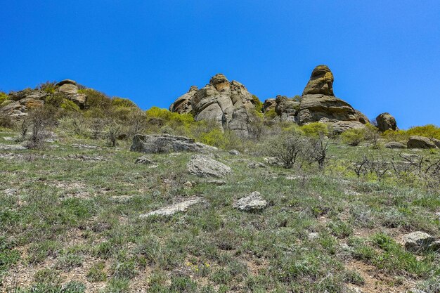 Montanhas altas de pedra calcária antigas de forma arredondada na neblina aérea O Vale dos Fantasmas Demerji Crimea