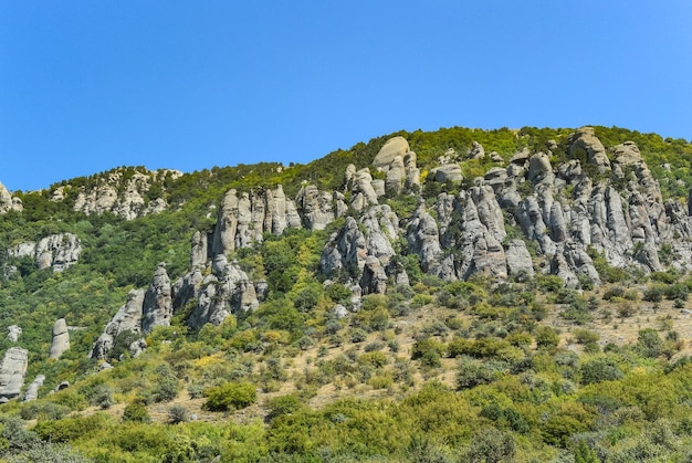 Montanhas altas de pedra calcária antigas de forma arredondada na neblina aérea o vale dos fantasmas demerji