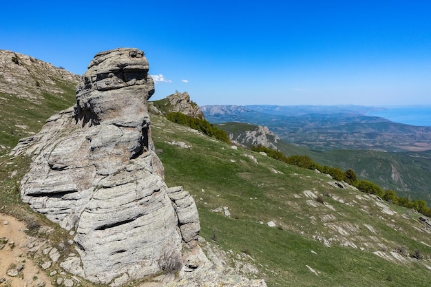 Montanhas altas de pedra calcária antigas de forma arredondada na neblina aérea O Vale dos Fantasmas Demerji