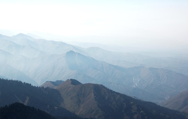 montanhas altas no Cazaquistão perto da cidade de Almaty