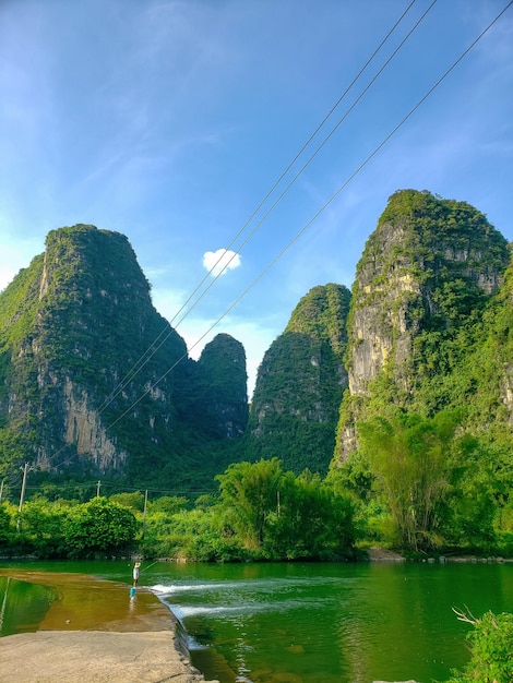 Montanhas amarelas de Huangshan à beira do rio na China