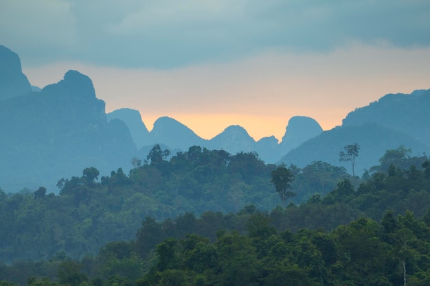 Montanhas ao pôr do sol na Tailândia