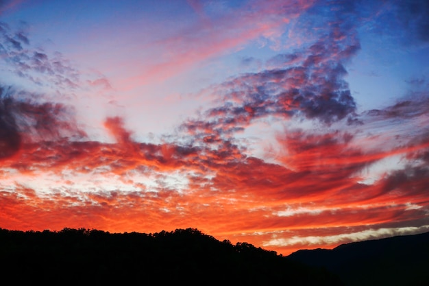 Montanhas ao pôr-do-sol