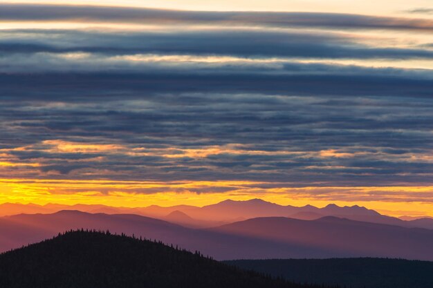 Montanhas ao pôr do sol