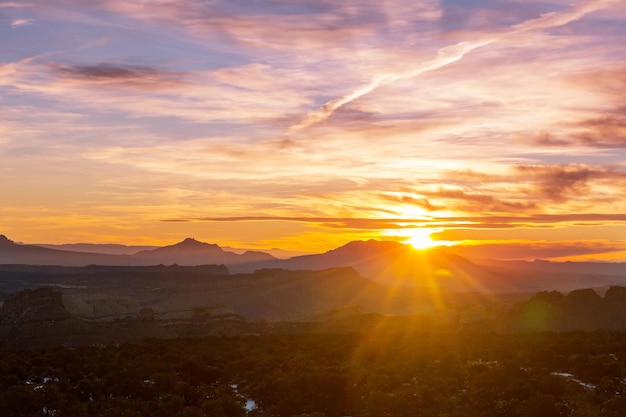 Montanhas ao pôr do sol