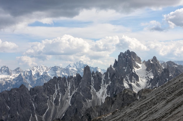 Montanhas ao redor de tre cime di lavaredo - dolomitas, itália