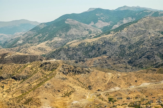 Montanhas áridas rochosas em Nagorno-Karabakh um território disputado entre a Armênia e o Azerbaijão