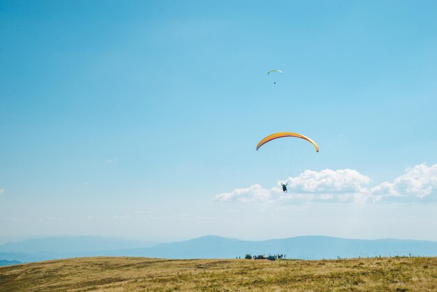 montanhas atividades de lazer parapente verão