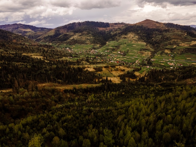 Montanhas atmosféricas. Paisagem bonita