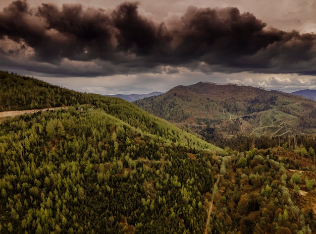 Montanhas atmosféricas. Paisagem bonita