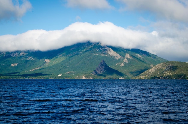 Montanhas bonitas do lago da paisagem nas nuvens e na naturezaViagens e descanso