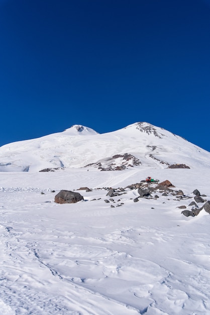 Montanhas caucasianas na região de Elbrus. parcialmente coberto de neve. paisagem montanhosa de inverno