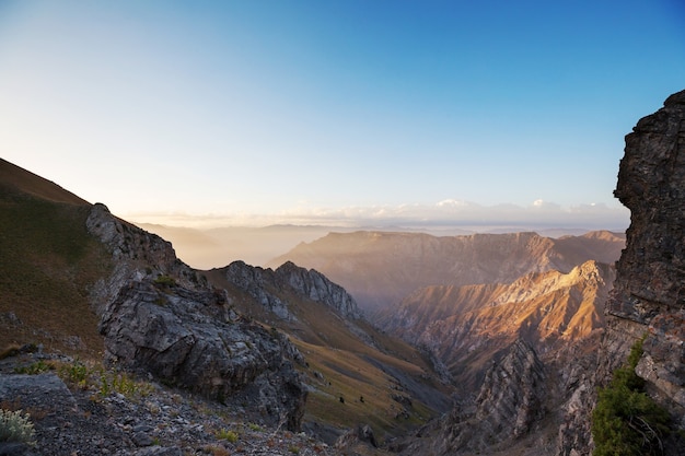 Montanhas Chimgan perto da cidade de Tashent, Uzbequistão