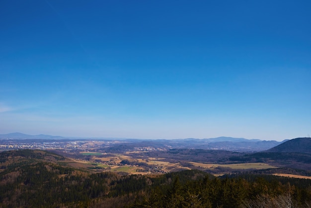 Montanhas cobertas com floresta perene em dia ensolarado paisagem natural com cordilheira