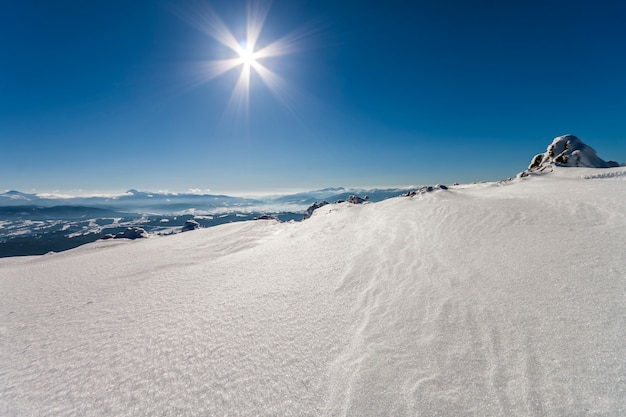 Montanhas cobertas de neve do inverno. Paisagem ártica