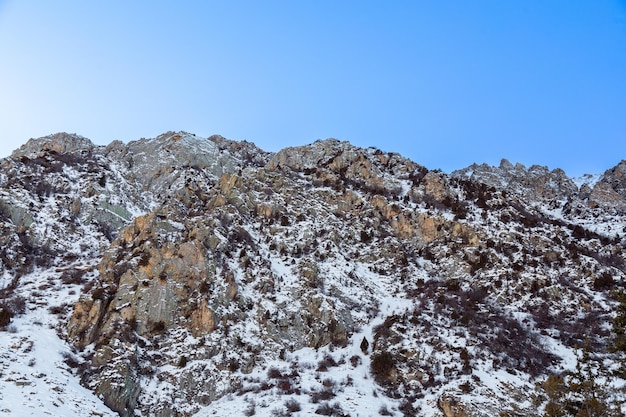 Foto montanhas cobertas de neve durante o inverno