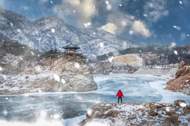Montanhas cobertas de neve e rios congelados em um dia claro e a neve soprada pelo vento no inverno Coreia do Sul