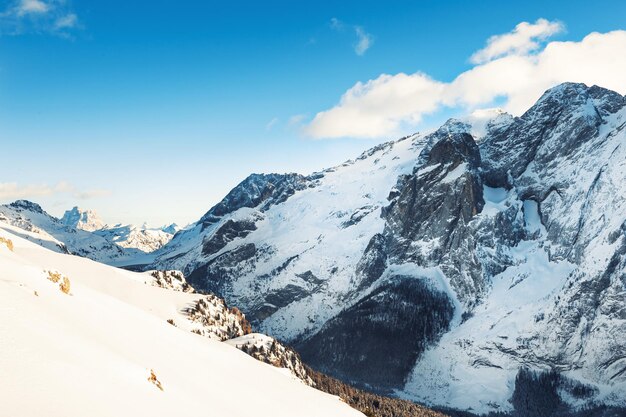 Montanhas cobertas de neve em um dia ensolarado de inverno. Alpes Dolomitas. Val Di Fassa, Itália. Linda paisagem de inverno