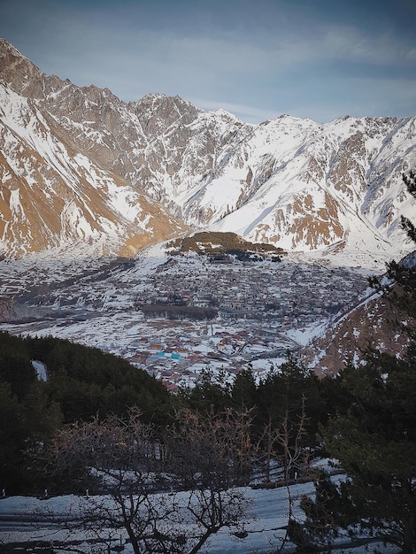 Montanhas cobertas de neve, Geórgia, Kazbegi, fotografia de paisagem de inverno