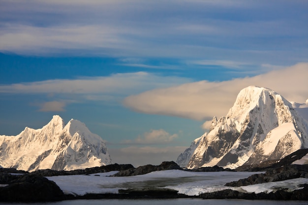 Foto montanhas cobertas de neve na antártica