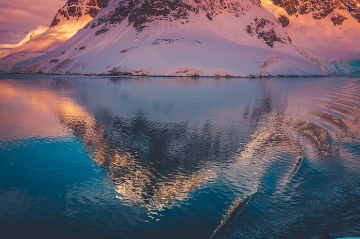 Foto montanhas cobertas de neve na antártica