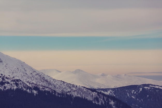 Montanhas cobertas de neve no inverno