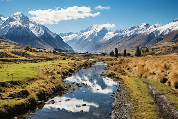 Montanhas cobertas de neve refletindo-se num lago