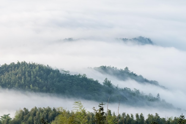 Montanhas cobertas de nuvens nevoeirobela paisagem ecológica China