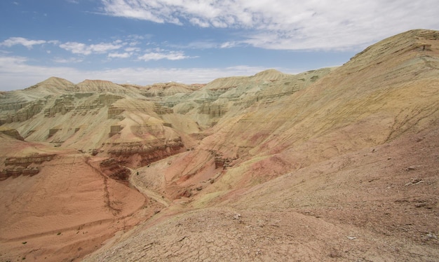 montanhas coloridas colinas de Genghis Khan Cazaquistão