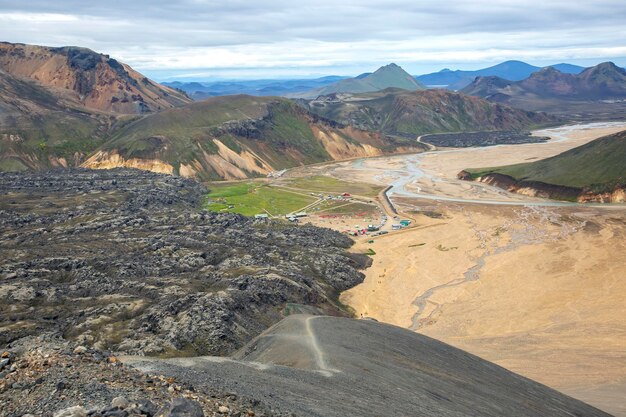 Montanhas coloridas da paisagem vulcânica de landmannalaugar islândia turismo e natureza