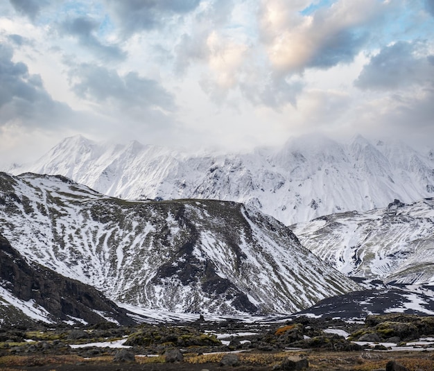 Montanhas coloridas de Landmannalaugar sob cobertura de neve no outono Islândia