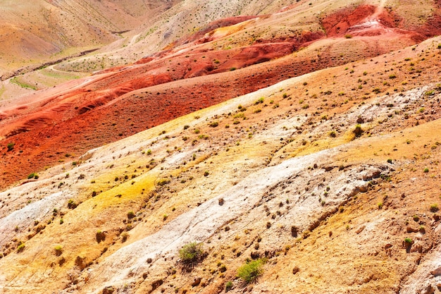 Montanhas coloridas no vale Kyzyl-Chin, também chamado de vale de Marte. Altai, Sibéria, Rússia