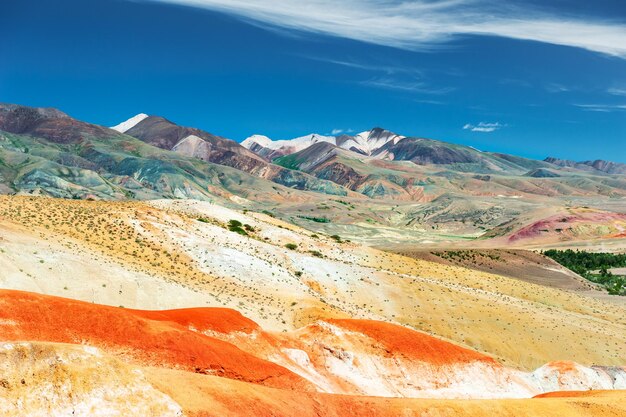 Montanhas coloridas no vale Kyzyl-Chin, também chamado de vale de Marte. Altai, Sibéria, Rússia