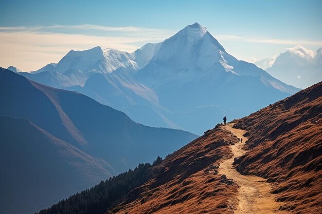 Montanhas com algumas pessoas a caminhar