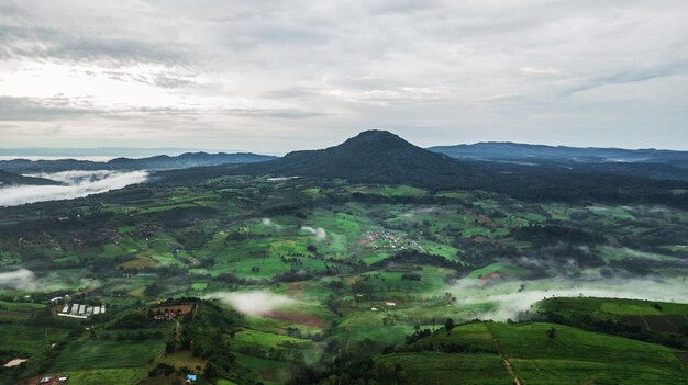 Montanhas com árvores e neblina na tailândia