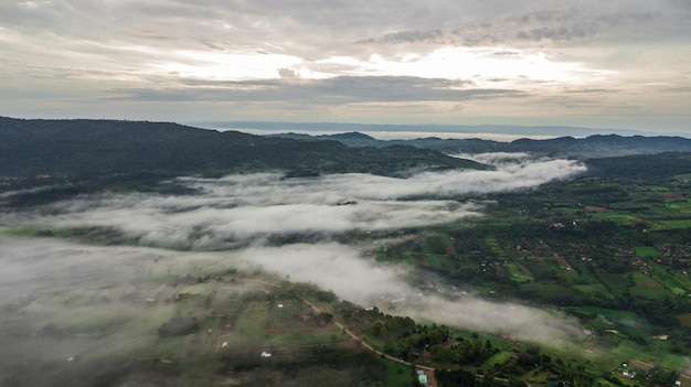 Montanhas com árvores e neblina na tailândia