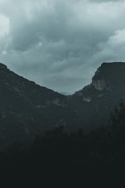 Montanhas com neblina em um dia chuvoso