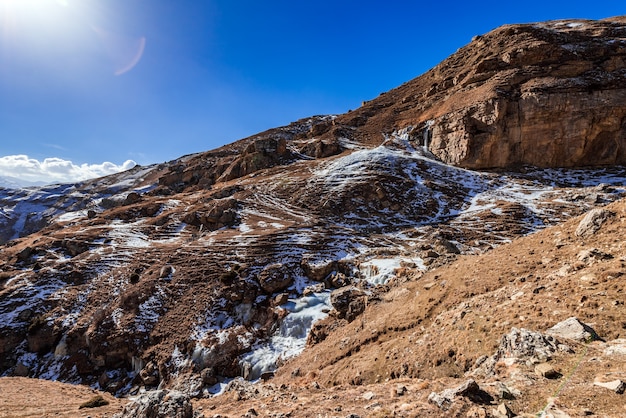 Montanhas com neve no inverno, terras altas