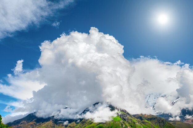 Montanhas com nuvens na área de annapurna