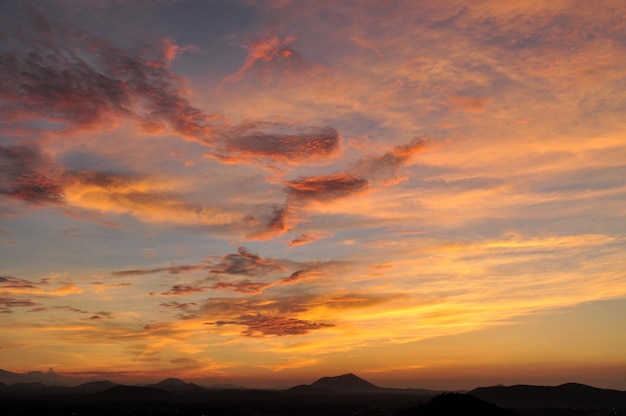 Montanhas contra o céu durante o pôr-do-sol