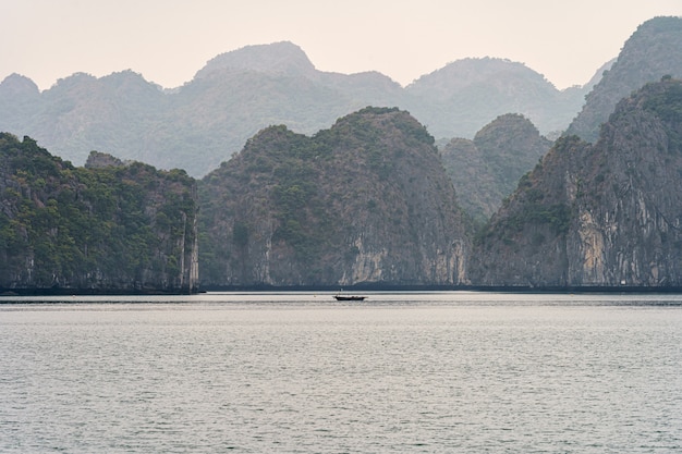 Montanhas da Baía de halong com um barco na água