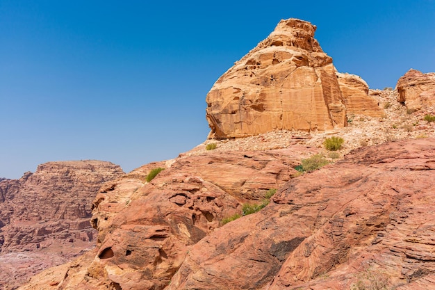 Montanhas da Jordânia ao redor da paisagem diurna da cidade de Petra em um dia ensolarado e brilhante